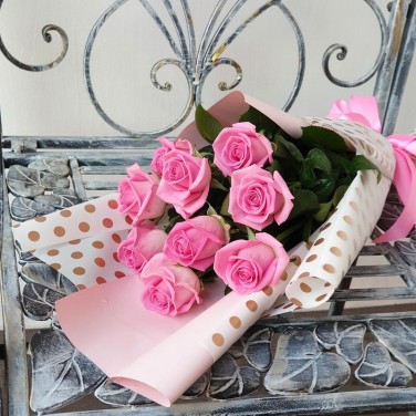 Современный букет из 9 розовых роз