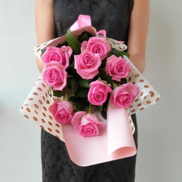 Современный букет из 9 розовых роз
