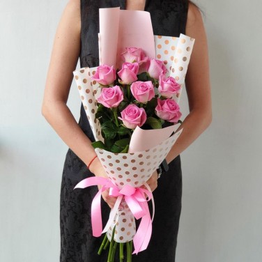 Современный букет из 9 розовых роз
