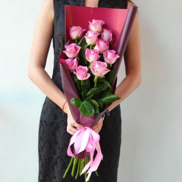 Букет из розовых роз в стильной упаковке