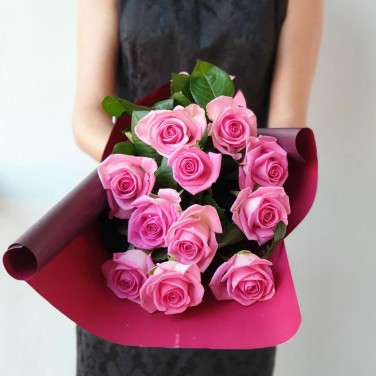 Букет из розовых роз в стильной упаковке