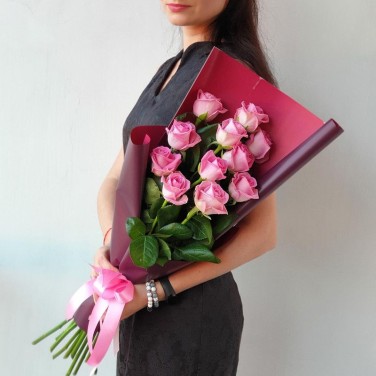 Букет из розовых роз в стильной упаковке