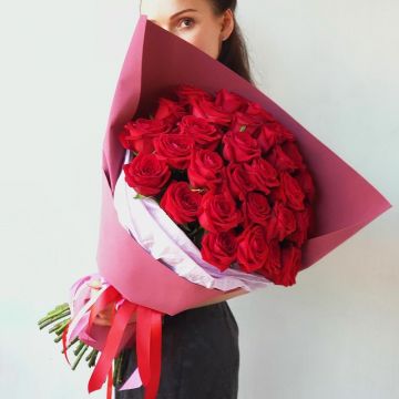 Букет из 31 красной розы в стильной  упаковке