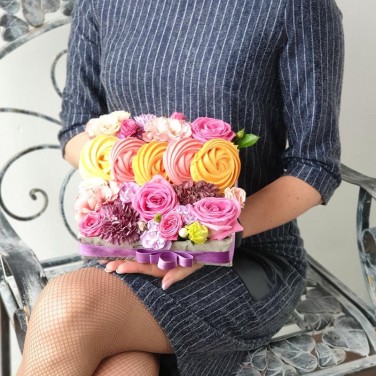 Цветочная композиция с лунной гвоздикой, розой и безе