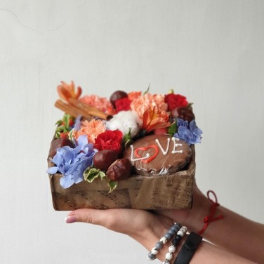 Цветочная композиция с гортензией, корицей и печеньем