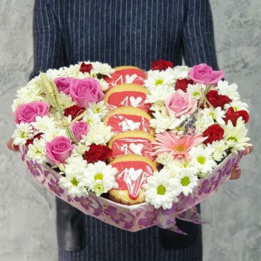 Цветочная композиция сердце с печеньями