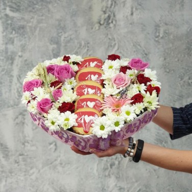 Цветочная композиция сердце с печеньями