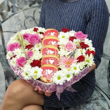 Цветочная композиция сердце с печеньями