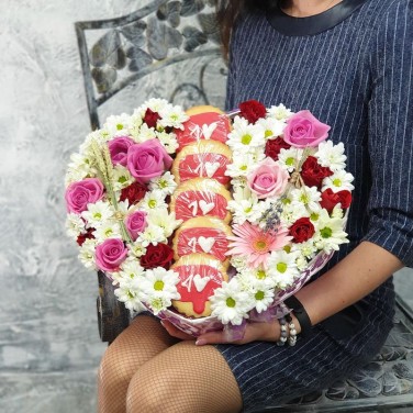 Цветочная композиция сердце с печеньями