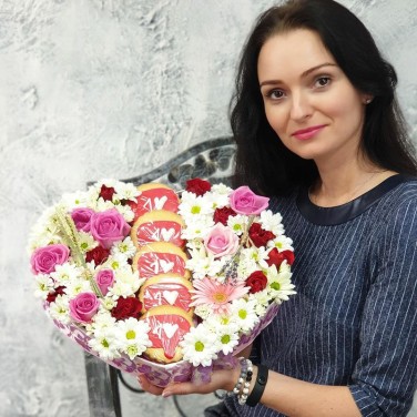 Цветочная композиция сердце с печеньями