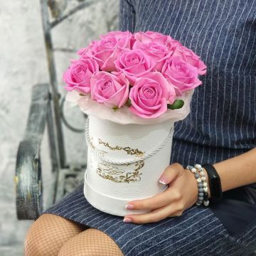 Розовые розы в шляпной коробке