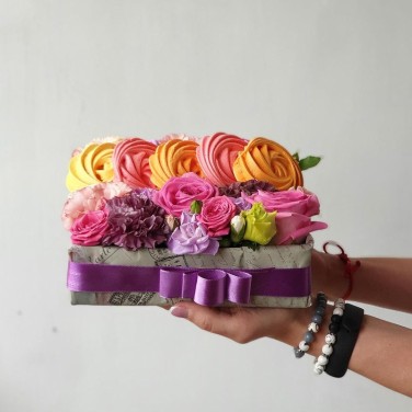 Цветочная композиция с лунной гвоздикой, розой и безе