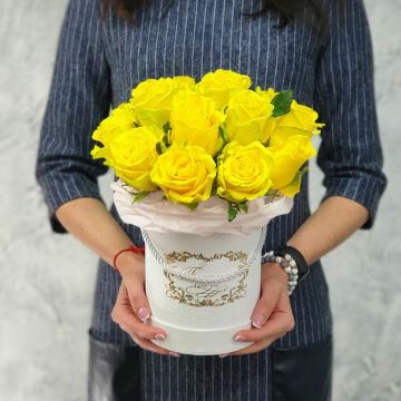 Желтые розы в шляпной коробке