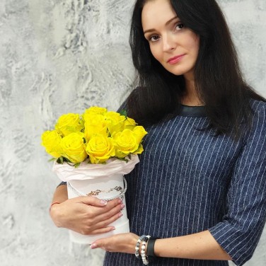 Желтые розы в шляпной коробке