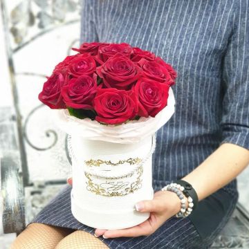 Красные розы в шляпной коробке