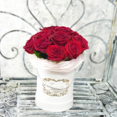 Красные розы в шляпной коробке