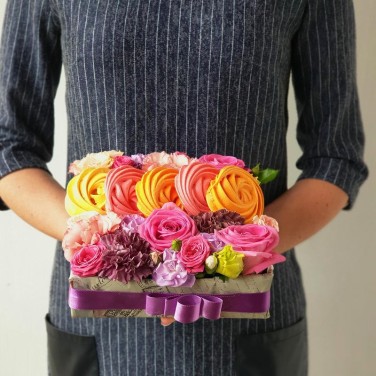 Цветочная композиция с лунной гвоздикой, розой и безе