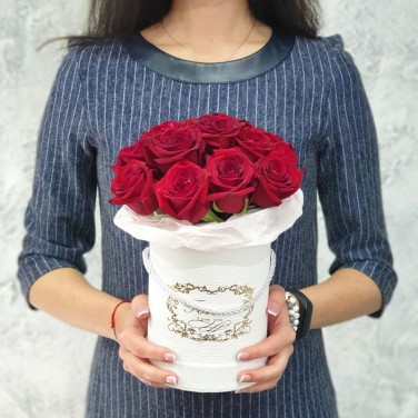 Красные розы в шляпной коробке