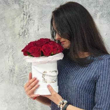Красные розы в шляпной коробке