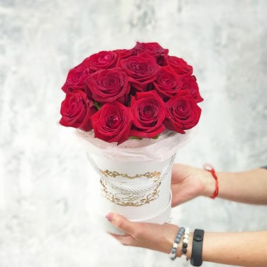 Красные розы в шляпной коробке