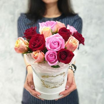 Разноцветные  розы в шляпной коробке