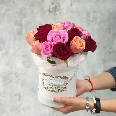 Разноцветные  розы в шляпной коробке