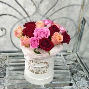 Разноцветные  розы в шляпной коробке