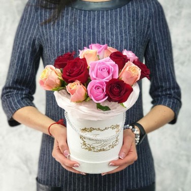 Разноцветные  розы в шляпной коробке