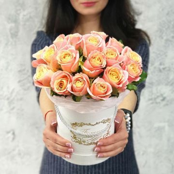 Цветочная композиция из необычных роз в шляпной коробке