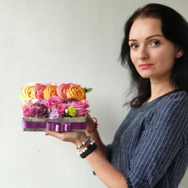 Цветочная композиция с лунной гвоздикой, розой и безе