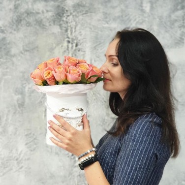 Цветочная композиция из необычных роз в шляпной коробке