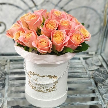 Цветочная композиция из необычных роз в шляпной коробке