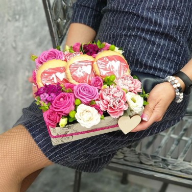 Цветочная композиция с лизиантусом, розой и печеньем