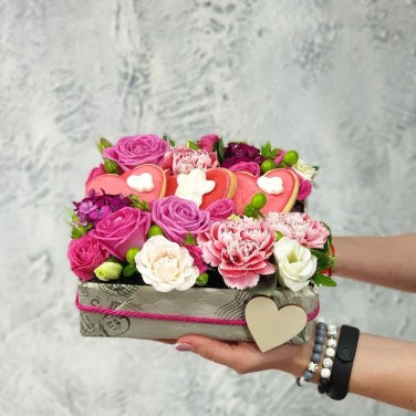 Цветочная композиция с лизиантусом, розой и печеньем