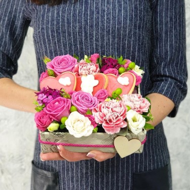 Цветочная композиция с лизиантусом, розой и печеньем