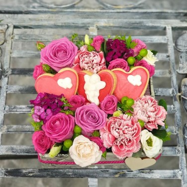 Цветочная композиция с лизиантусом, розой и печеньем