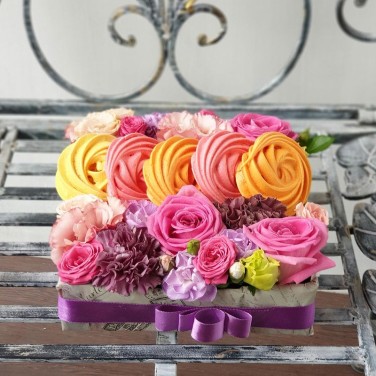 Цветочная композиция с лунной гвоздикой, розой и безе