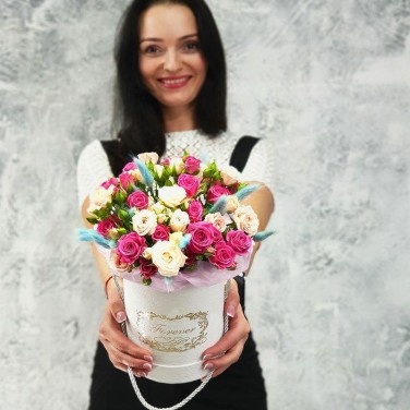 Цветочная композиция из роз в шляпной коробке