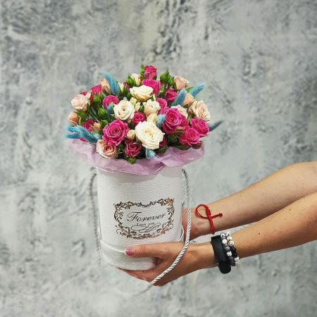 Цветочная композиция из роз в шляпной коробке