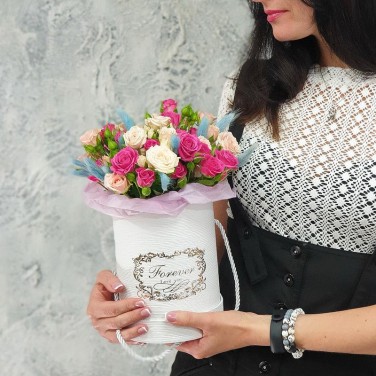 Цветочная композиция из роз в шляпной коробке