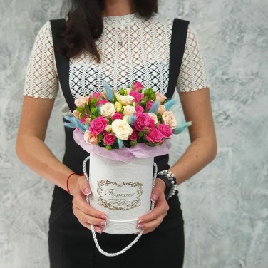 Цветочная композиция из роз в шляпной коробке