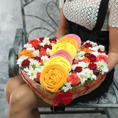 Цветочная композиция сердце с безе