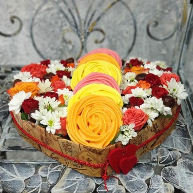 Цветочная композиция сердце с безе
