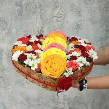 Цветочная композиция сердце с безе