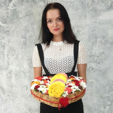 Цветочная композиция сердце с безе