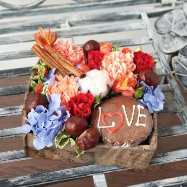 Цветочная композиция с гортензией, корицей и печеньем