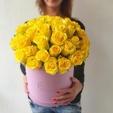 Желтые  розы в шляпной коробке