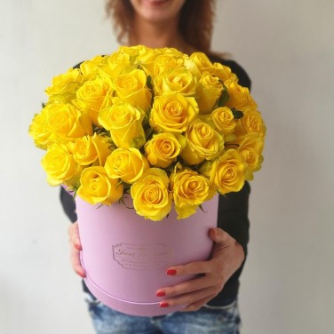 Желтые  розы в шляпной коробке