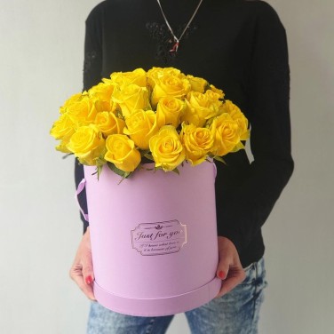 Желтые  розы в шляпной коробке