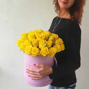 Желтые  розы в шляпной коробке